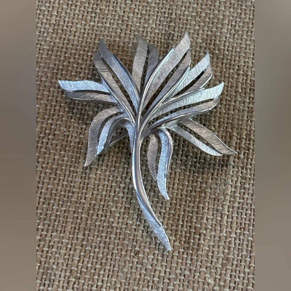 CROWN TRIFARI VINTAGE BRUSHED SILVER TONE PLANT BROOCH